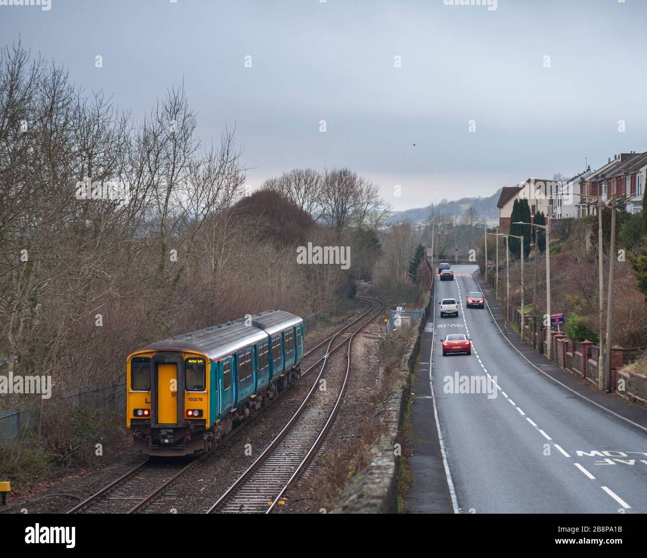 Transport pour le train de sprint de classe 150 150278 en passant par Troedyrhiw (sud de Merthyr Tydfil, sud du Pays de Galles) Banque D'Images