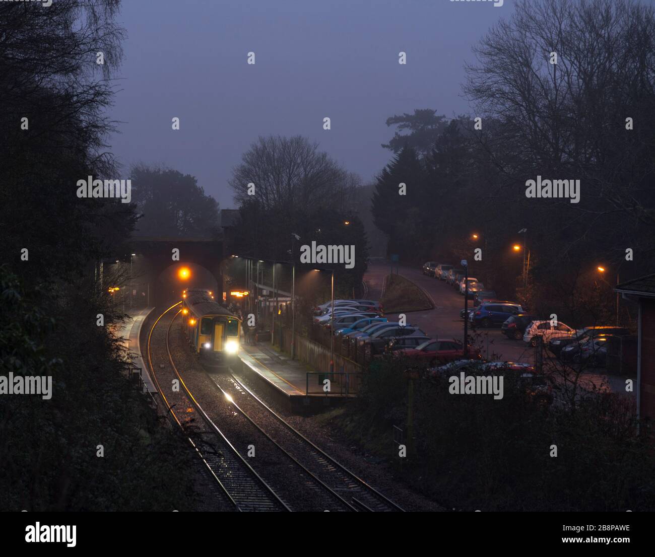 Transport pour le train de sprinters de classe 150 du pays de Galles appelant à la gare de Llanishen sur la ligne de la vallée de Rhymney, Cardiff au crépuscule Banque D'Images