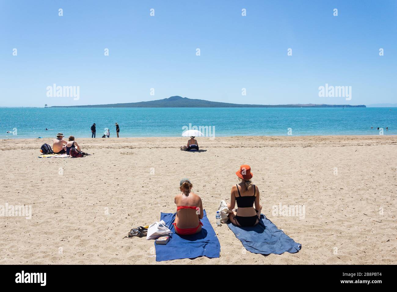 Mission Bay Beach montrant l'île Rangitoto, Mission Bay, Auckland, Nouvelle-Zélande Banque D'Images