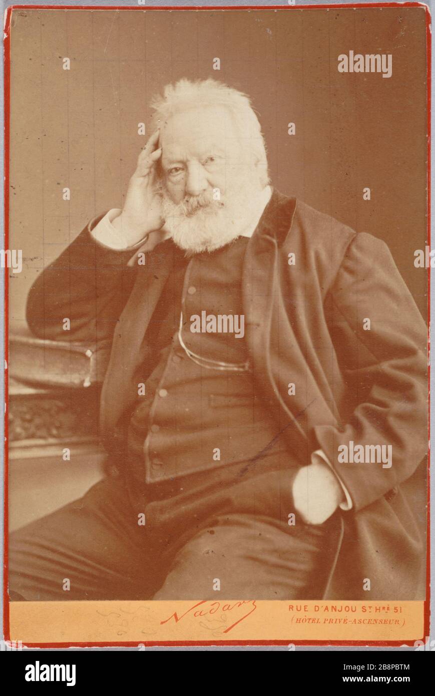 VICTOR HUGO, LA MAIN GAUCHE DANS LA POCHE, LA MAIN DROITE TENANT SA TÊTE ET se penchant sur LE LIVRE 'Victor Hugo, la main gauche dans la poche, la principale droite tenant sa tête et acoudé à un livre'. Photographie de Nadar (1820-1910), 1878. Paris, Maison de Victor Hugo. Banque D'Images