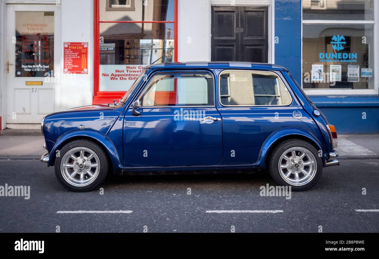 Blue Mini Cooper stationné dans Quality Street, North Berwick, East Lothian, Écosse, Royaume-Uni. Banque D'Images