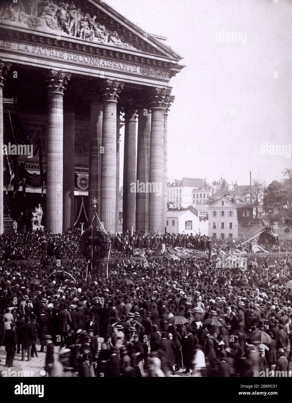FUNÉRAILLES DE VICTOR HUGO - FOULE DE RUE SOUFFLOT Funérailles de Victor Hugo : entrée du Panthéon. Paris (Vème arr.). Photographie de Louis Antonin Neurdein (1846-v.), 1 er juin 1885. Paris, Maison de Victor Hugo. Banque D'Images