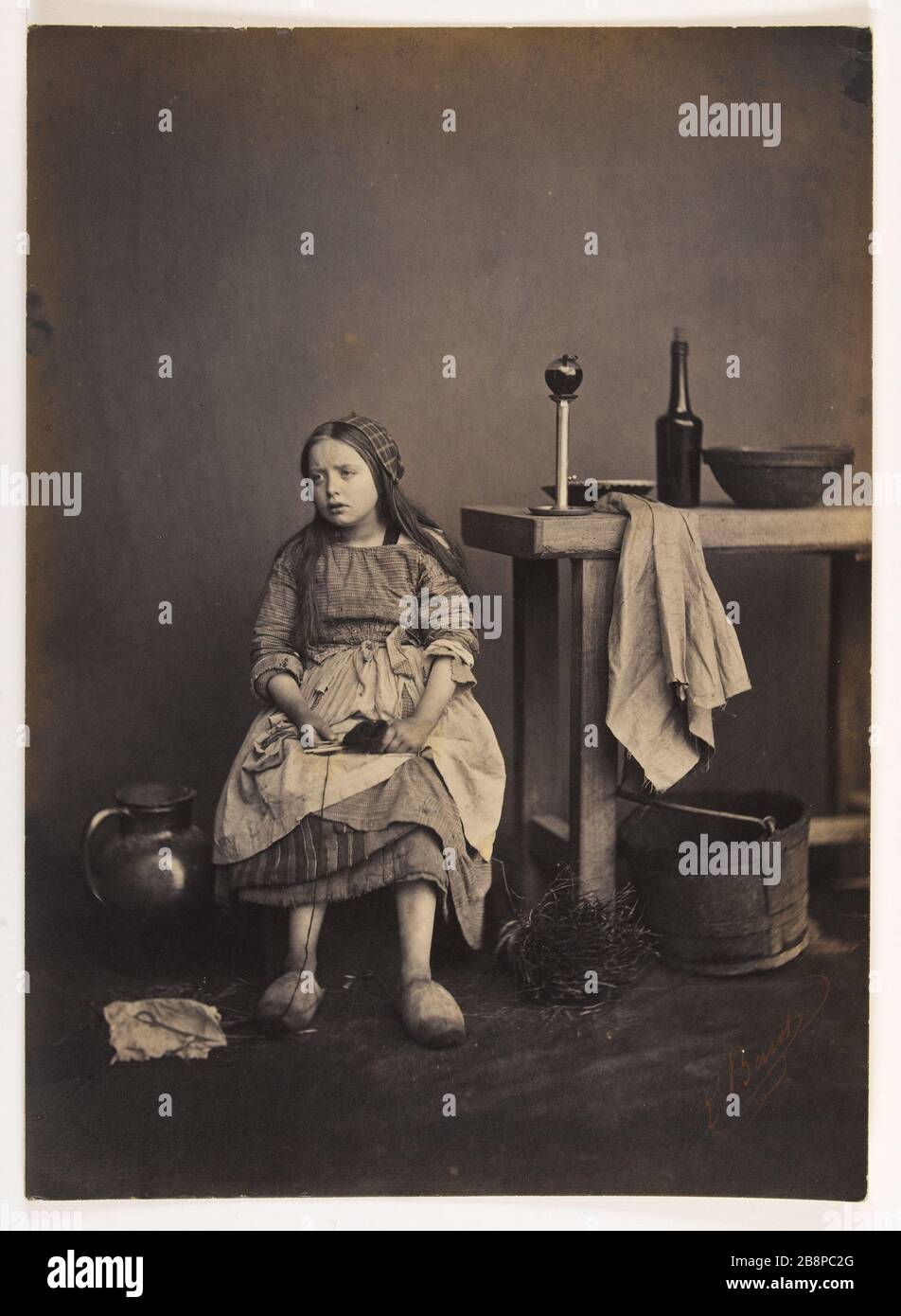 Cosette ASSISE UNE TABLE 'Cosette assise à table'. Photographique d'Edmond Bacot (1814-1875), 1862-1863. Paris, Maison de Victor Hugo. Banque D'Images