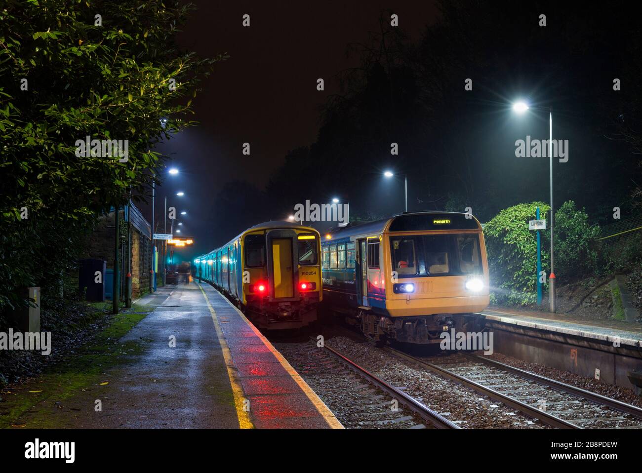 Transport pour le Pays de Galles classe 142 pacer (R) et les trains de sprint de classe 150 appelant à la gare de Llanishen sur la ligne de la vallée de Rhymney, Pays de Galles Banque D'Images