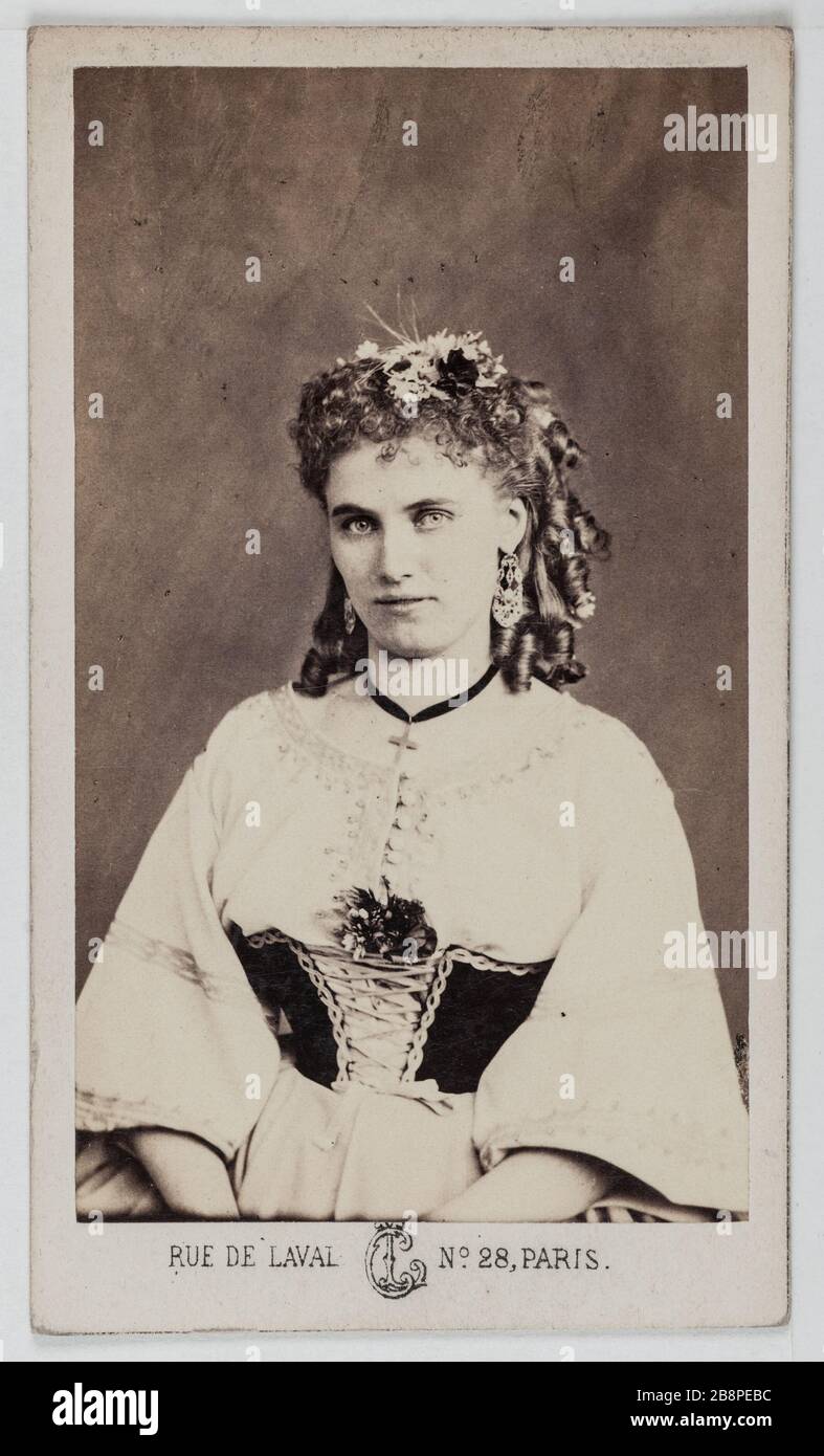 Portrait de Christine Nilsson (1843-1921), épouse Rouzaud, chanteuse suédoise d'opéra. L. Cremière & Cie. Portrait de Christine Nilsson (1843-1921), épéouse Rouzaud, chaneuse d'opéra suédoise. Carte de visite (recto). Rage sur papier alluminé. 1860-1890. Paris, musée Carnavalet. Banque D'Images
