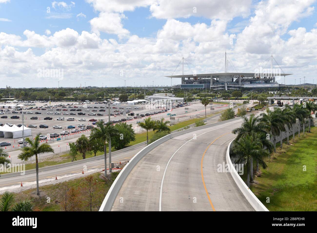 Miami Gardens, Floride, États-Unis. 23 mars 2020. Au lieu de se mettre en place pour le tournoi de tennis de Miami Open, la Garde nationale de Floride (beaucoup sans masques de visage en raison d'une pénurie) J'ai été en train de faire un essai en voiture au large de l'autoroute Florida Turnpike au Hard Rock Stadium de Miami Gardens, où les gens peuvent passer un test COVID-19 sans sortir de leur voiture. Comme le nombre de cas de COVID-19 de Miami-Dade CountyÕs atteint 169, le site sera ouvert lundi à 9 heures dans le parking est du Hard Rock Stadium, 347 Don Shula Drive. Crédit: Groupe médias de tempêtes/Alay Live News Banque D'Images