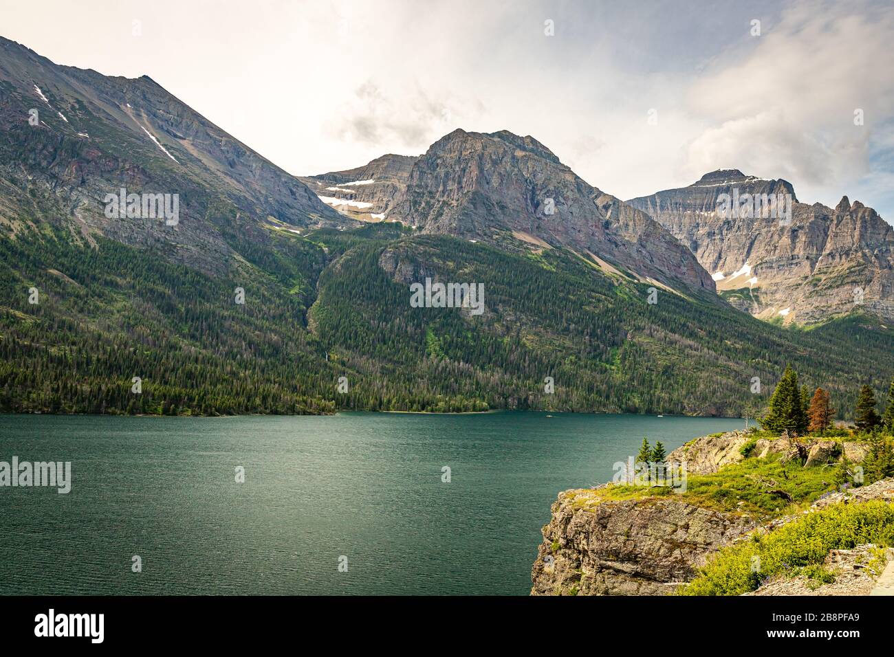 Chemin Going-to-the-Sun le long de la rive nord du lac St. Mary au parc national des Glaciers, Montana. Banque D'Images