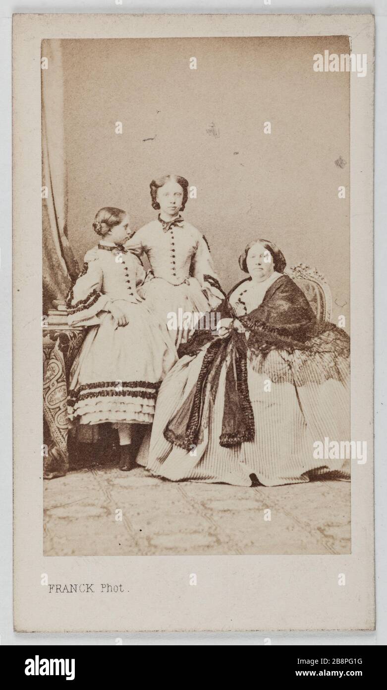Portrait de Louise Marie Thérèse de France (1819-1864), duchesse de Parme, avec ses deux filles, Margaret Mary Parme et Alice Marie Parme. Franck (François Gobinet de Villechole, dit). Portrait de Marie Thérèse Louise de France (1819-1864), duchesse de Parme, avec ses maux fils, Marguerite-Marie de Parme et Alice-Marie de Parme. Carte de visite (recto). Rage sur papier alluminé. 1860-1890. Paris, musée Carnavalet. Banque D'Images