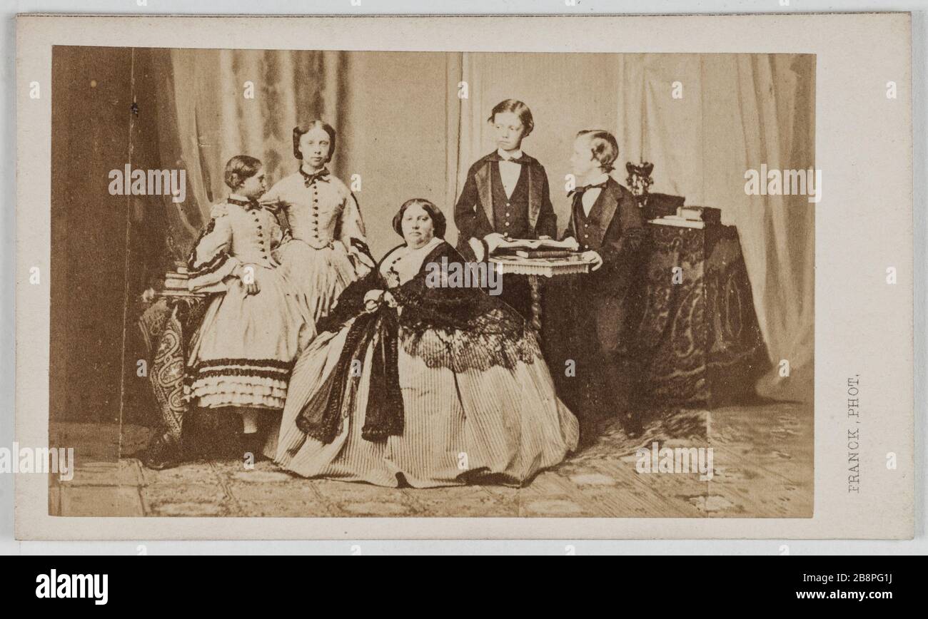 Portrait de Louise Marie Thérèse de France (1819-1864), duchesse de Parme, avec ses deux fils et ses deux filles. Franck (François Gobinet de Villechole, dit). Portrait de Marie Thérèse Louise de France (1819-1864), duchesse de Parme, entourage de ses maux fils et ses maux fils. Carte de visite (recto). Rage sur papier alluminé. 1860-1890. Paris, musée Carnavalet. Banque D'Images