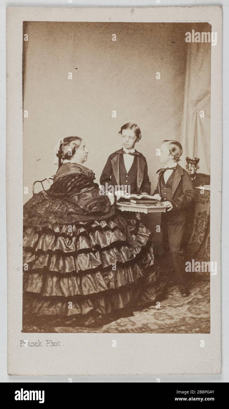 Portrait de Louise Marie Thérèse de France (1819-1864), duchesse de Parme, avec ses deux fils. Franck (François Gobinet de Villechole, dit). Portrait de Marie Thérèse Louise de France (1819-1864), duchesse de Parme, avec ses maux fils. Carte de visite (recto). Rage sur papier alluminé. 1860-1890. Paris, musée Carnavalet. Banque D'Images