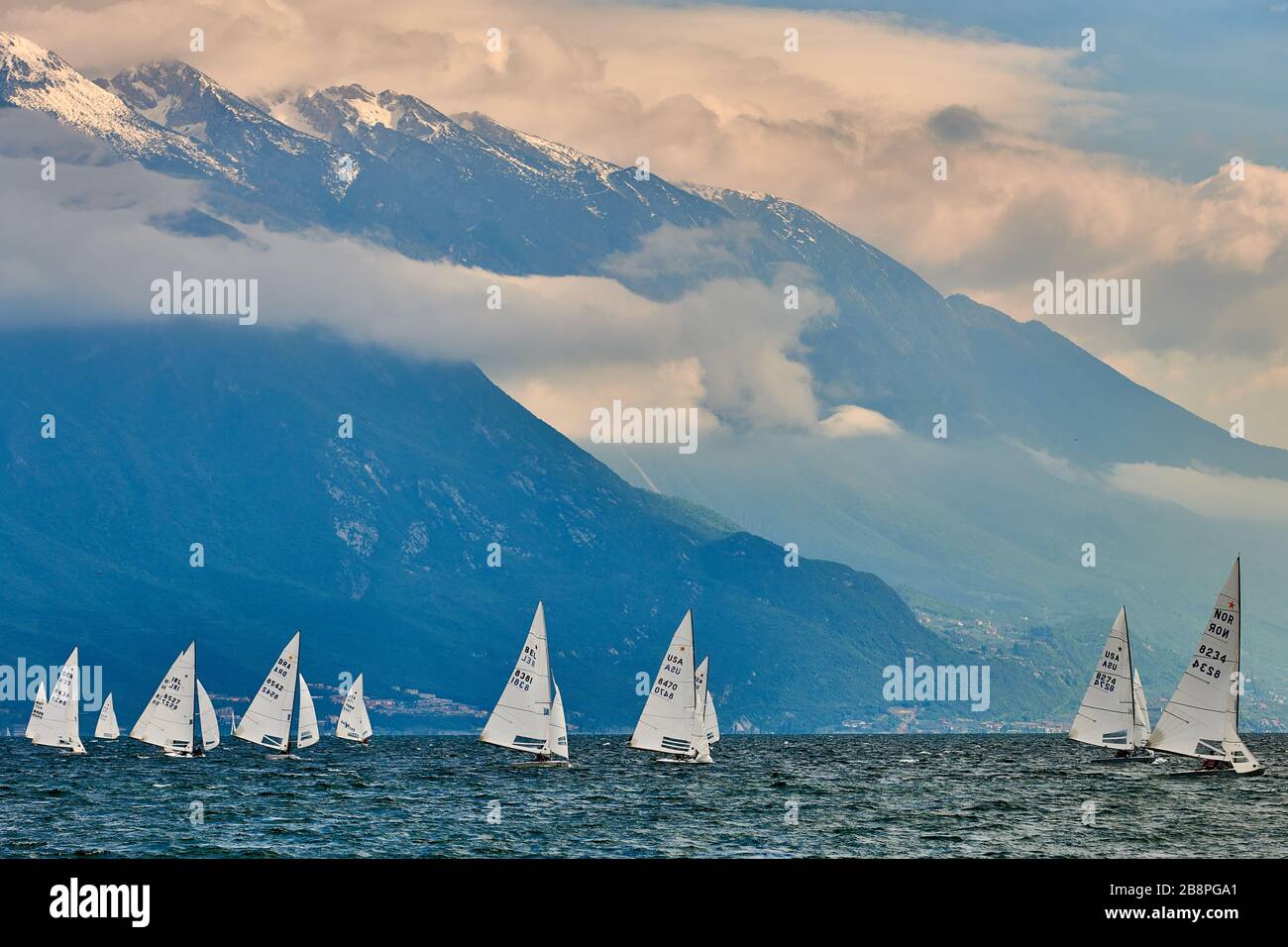 Voilier sur le lac de garde Banque de photographies et d’images à haute
