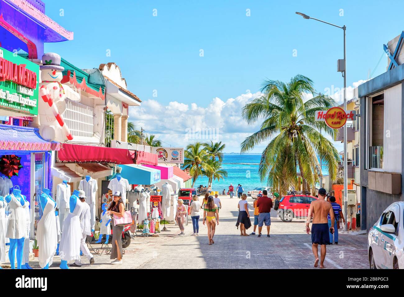 PLAYA DEL CARMEN, MEXIQUE - DEC. 26, 2019: Les visiteurs aiment faire du shopping dans le célèbre quartier des divertissements de la plage Playa del Carmen dans les penins du Yucatan Banque D'Images