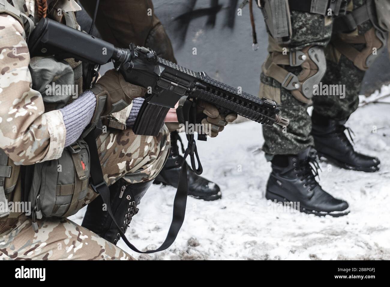 Les militaires avec des fusils effectuent la tâche. Gros plan. Banque D'Images