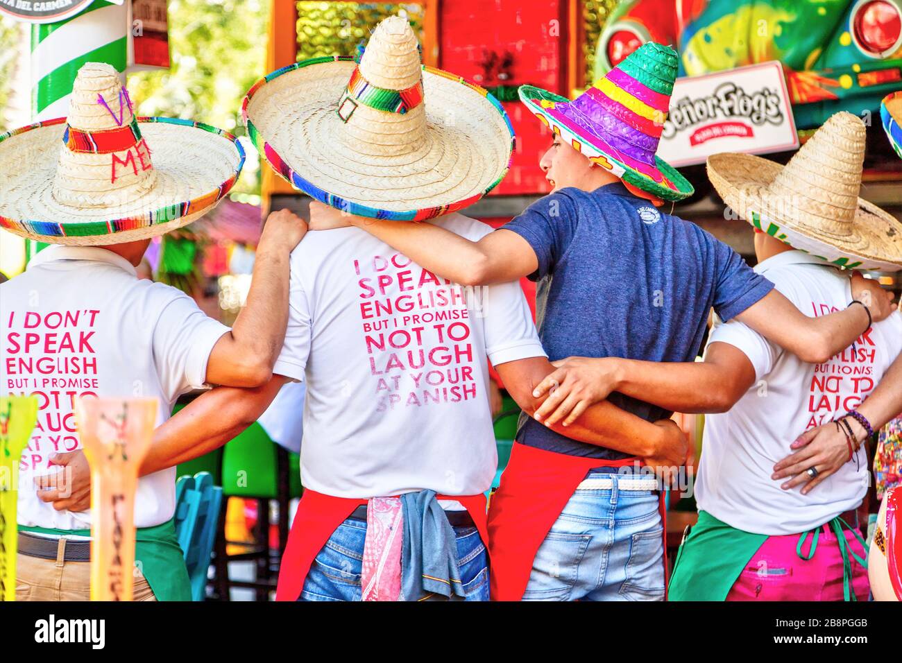 PLAYA DEL CARMEN, MEXIQUE - DEC. 26, 2019: Les touristes chantant avec des artistes de rue sur la célèbre 5ème Avenue dans le quartier des divertissements de Playa de Banque D'Images