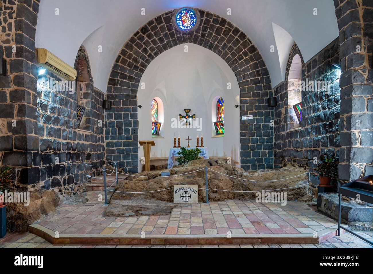 Vue intérieure de l'Église de la primauté de Saint-Pierre sur la mer de Galilée, Israël, Moyen-Orient. Banque D'Images