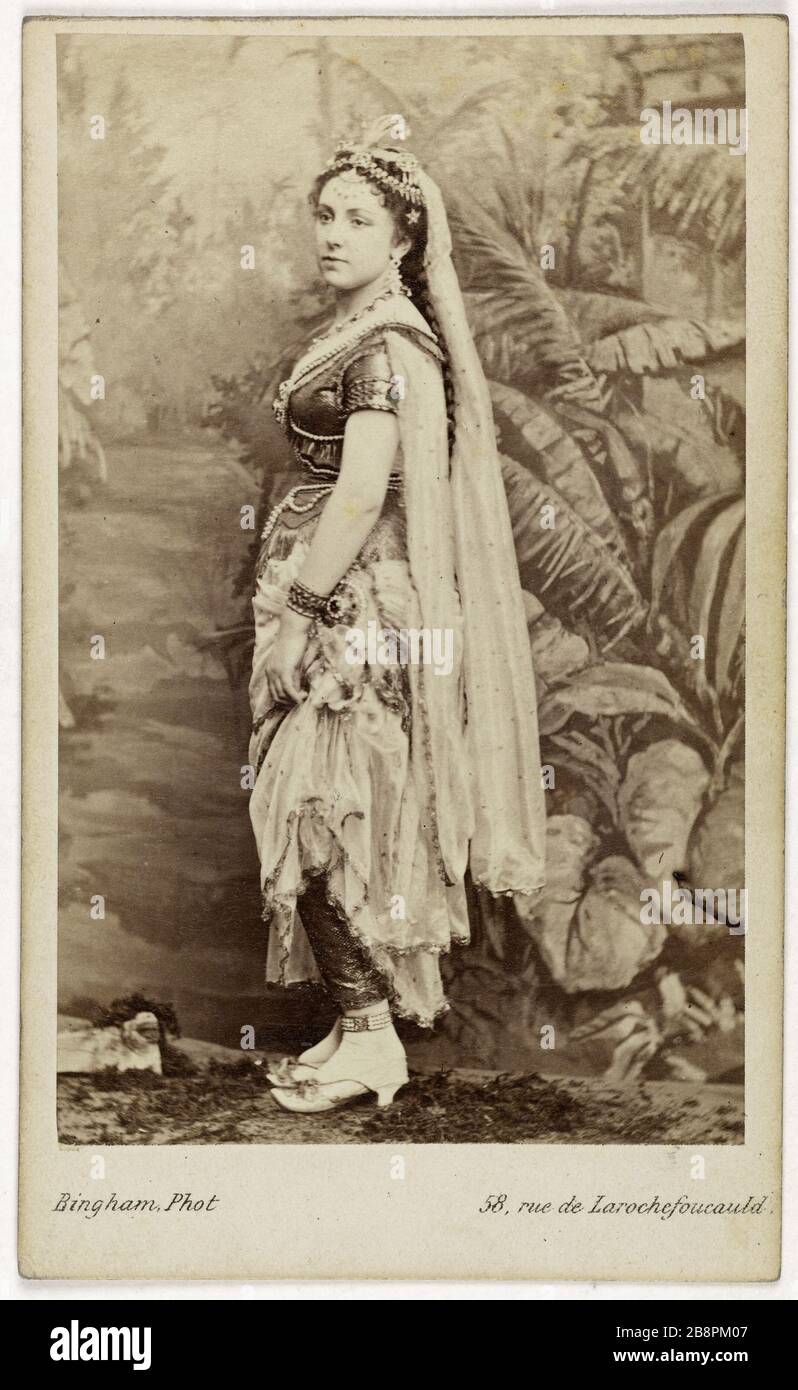 Portrait de Marie Roze, (PONSIN Mary, épouse de M. Mapteson, appelé), (1846-1926), (chanteuse et actrice) Portrait de Marie Roze, (Marie PNSIN, épéouse de M. Mapteson, dite), (1846-1926), chanteuse et actrice. Photo de Robert Jefferson Bingham (1824-1870). Carte de visite (recto). Rage sur papier alluminé, 1860-1890. Paris, musée Carnavalet. Banque D'Images