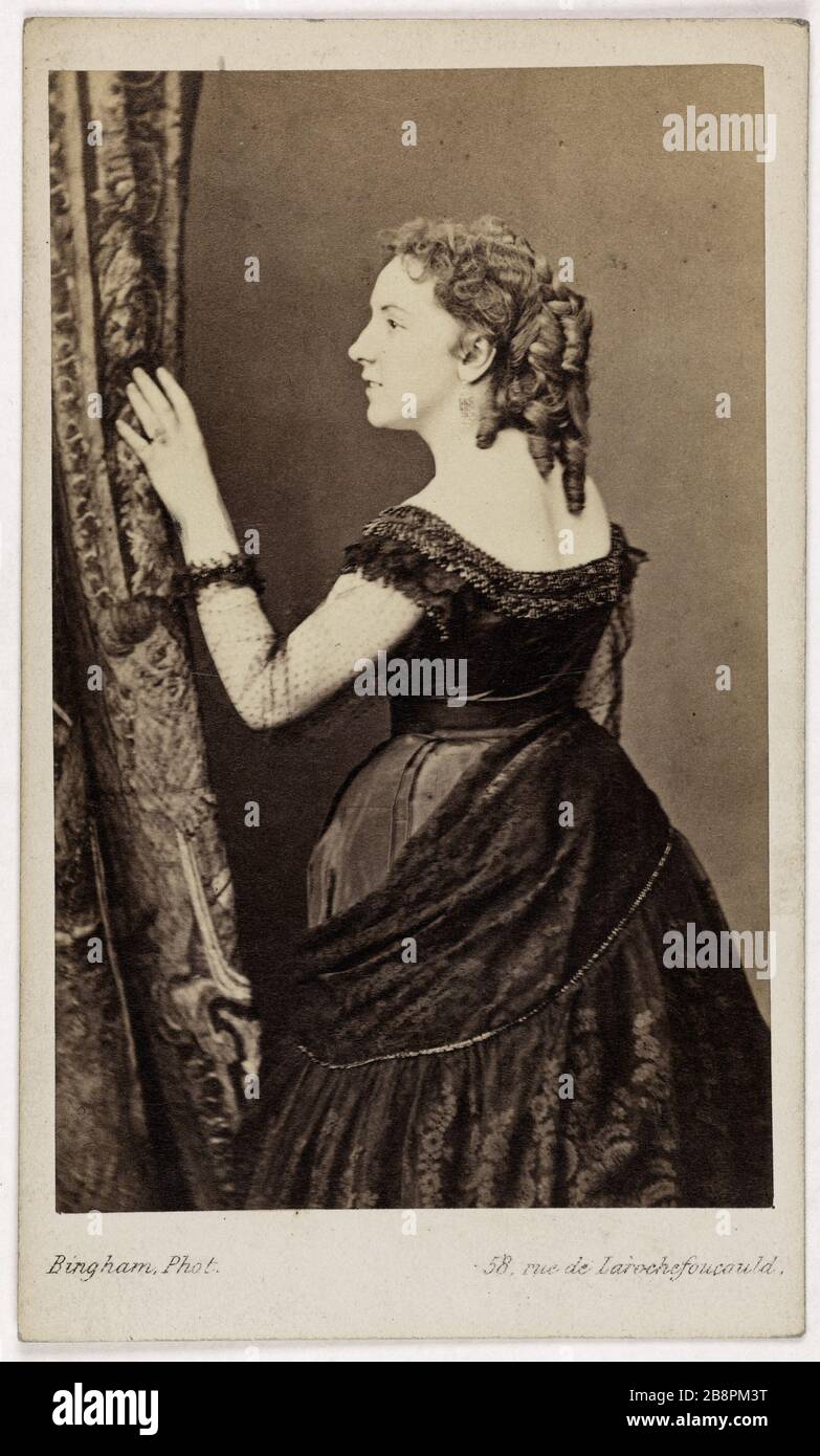 Portrait de Marie Roze, (PONSIN Mary, épouse de M. Mapteson, appelé), (1846-1926), (chanteuse et actrice) Portrait de Marie Roze, (Marie PNSIN, épéouse de M. Mapteson, dite), (1846-1926), chanteuse et actrice. Photo de Robert Jefferson Bingham (1824-1870). Carte de visite (recto). Rage sur papier alluminé, 1860-1890. Paris, musée Carnavalet. Banque D'Images