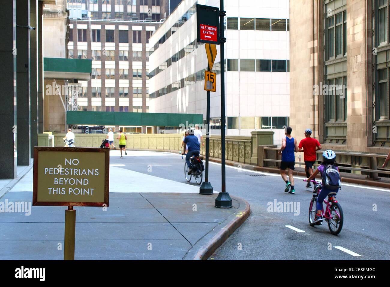 Les foules de coureurs, de cyclistes et de piétons apprécient de prendre Park Avenue sous Metlife Building lors du festival Summer Streets, Manhattan, le 3 AOÛT Banque D'Images