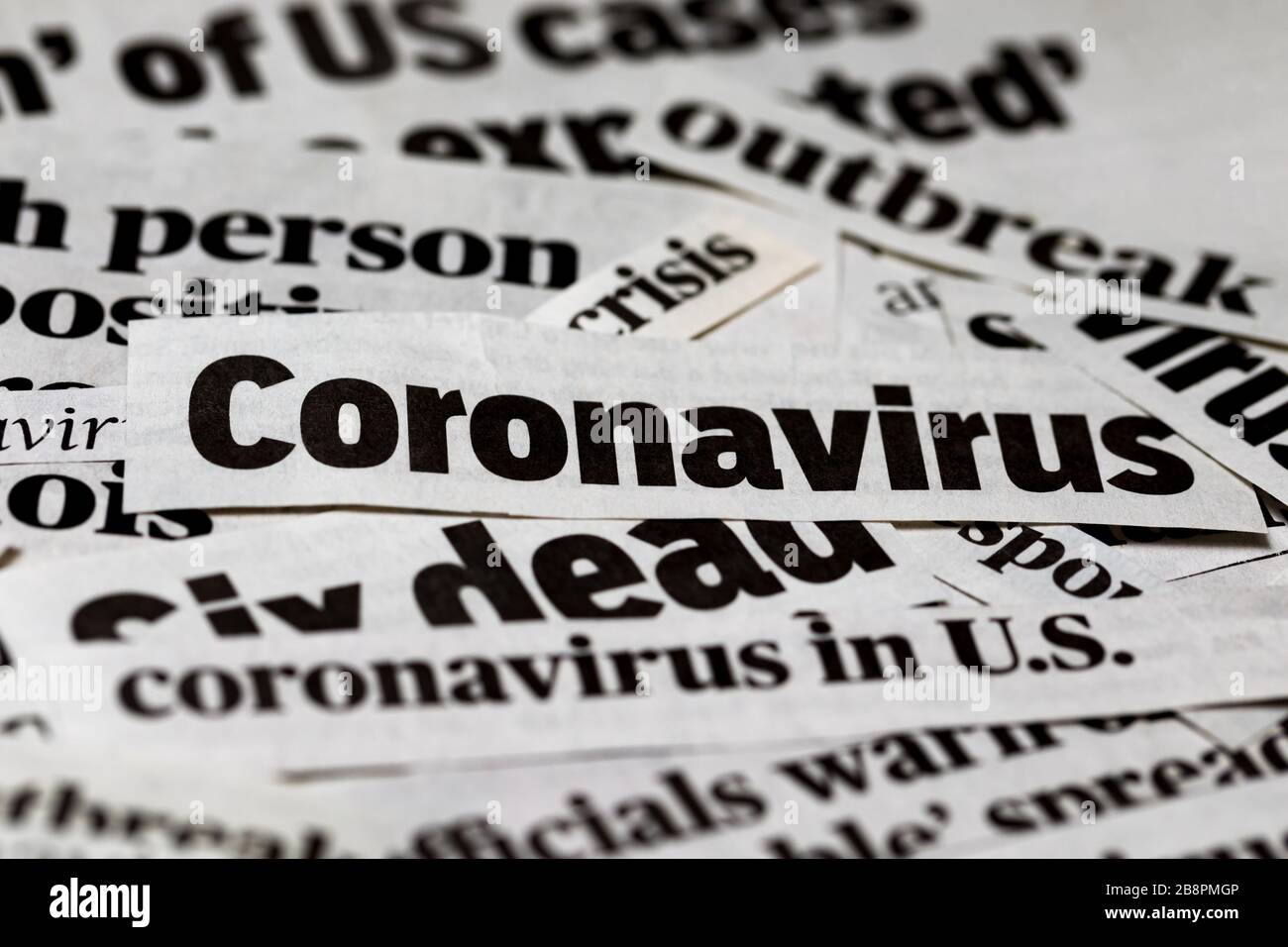 Coupures de titres du journal Covid-19 coronavirus. Informations sur les supports d'impression isolées Banque D'Images
