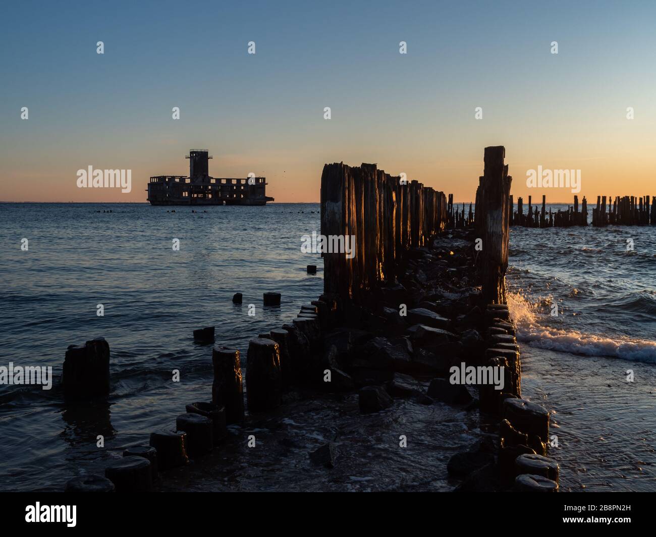 La gare de Torpedo en Allemagne, ruines de la seconde Guerre mondiale au lever du soleil. Gdynia mer Baltique. Pologne. Banque D'Images