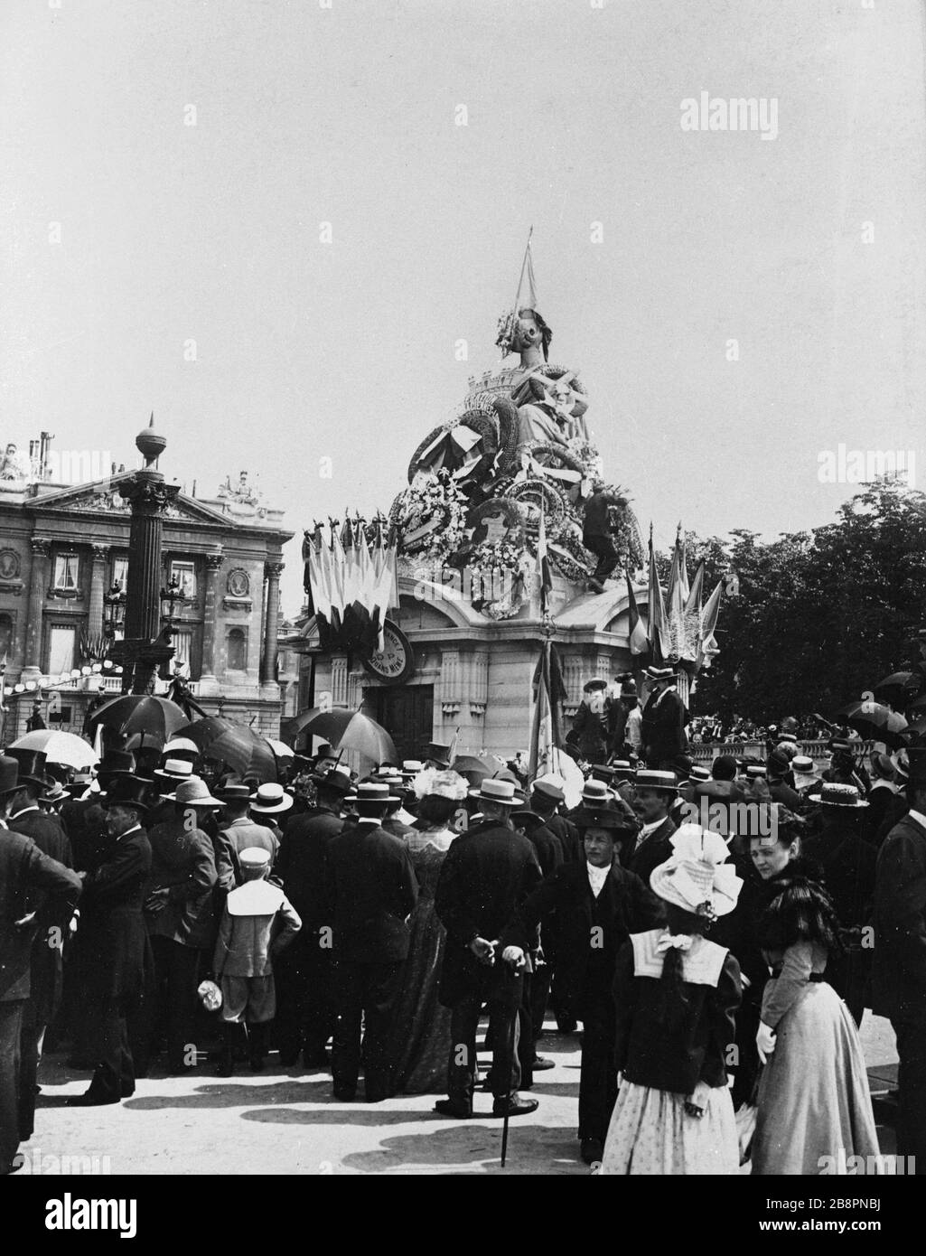 Place de la Concorde, cérémonie place de la Concorde, cérémonie devant la statue de Strasbourg le 14 juillet. Paris (VIIIème arr.), vers 1900. Photo de Paul Géniaux (1873-1914). Paris, musée Carnavalet. Banque D'Images