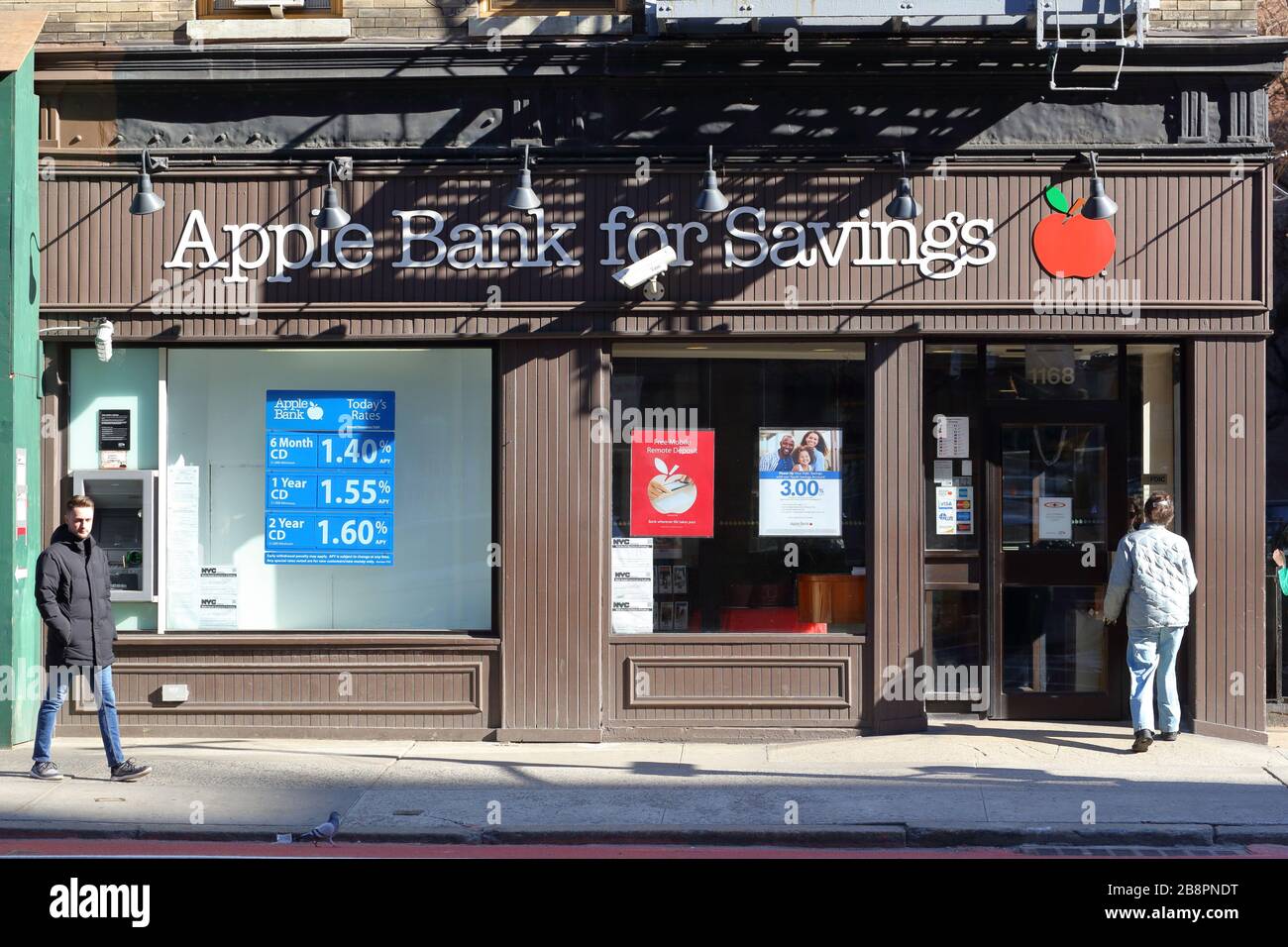 Apple Bank, 1168 1ère Avenue, New York, NY. Façade d'une banque du côté supérieur est de Manhattan Banque D'Images