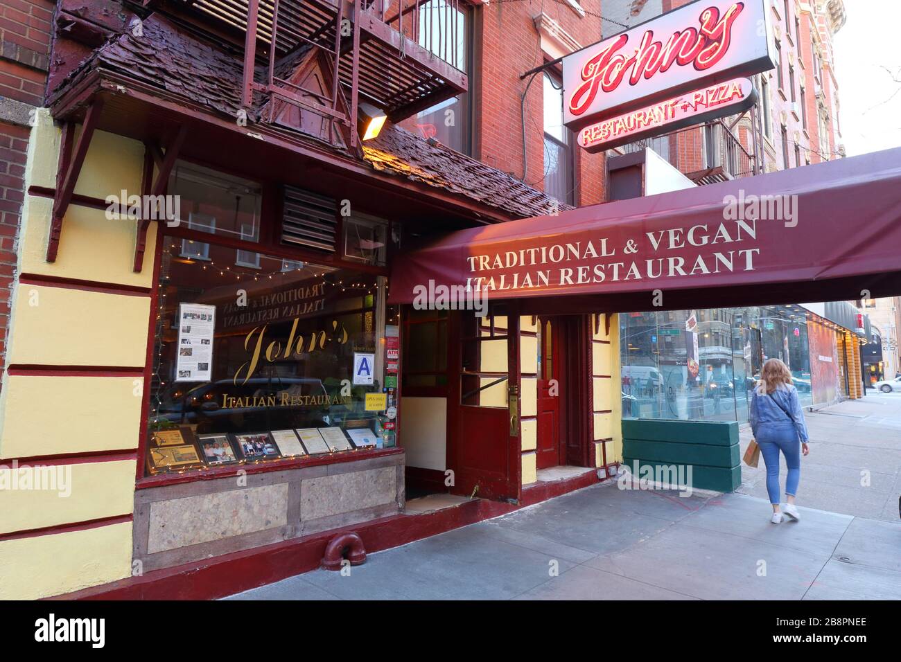 John's, 12ème rue, 302 E 12ème rue, New York, NY. Face extérieure d'un restaurant italien dans le quartier East Village de Manhattan. Banque D'Images