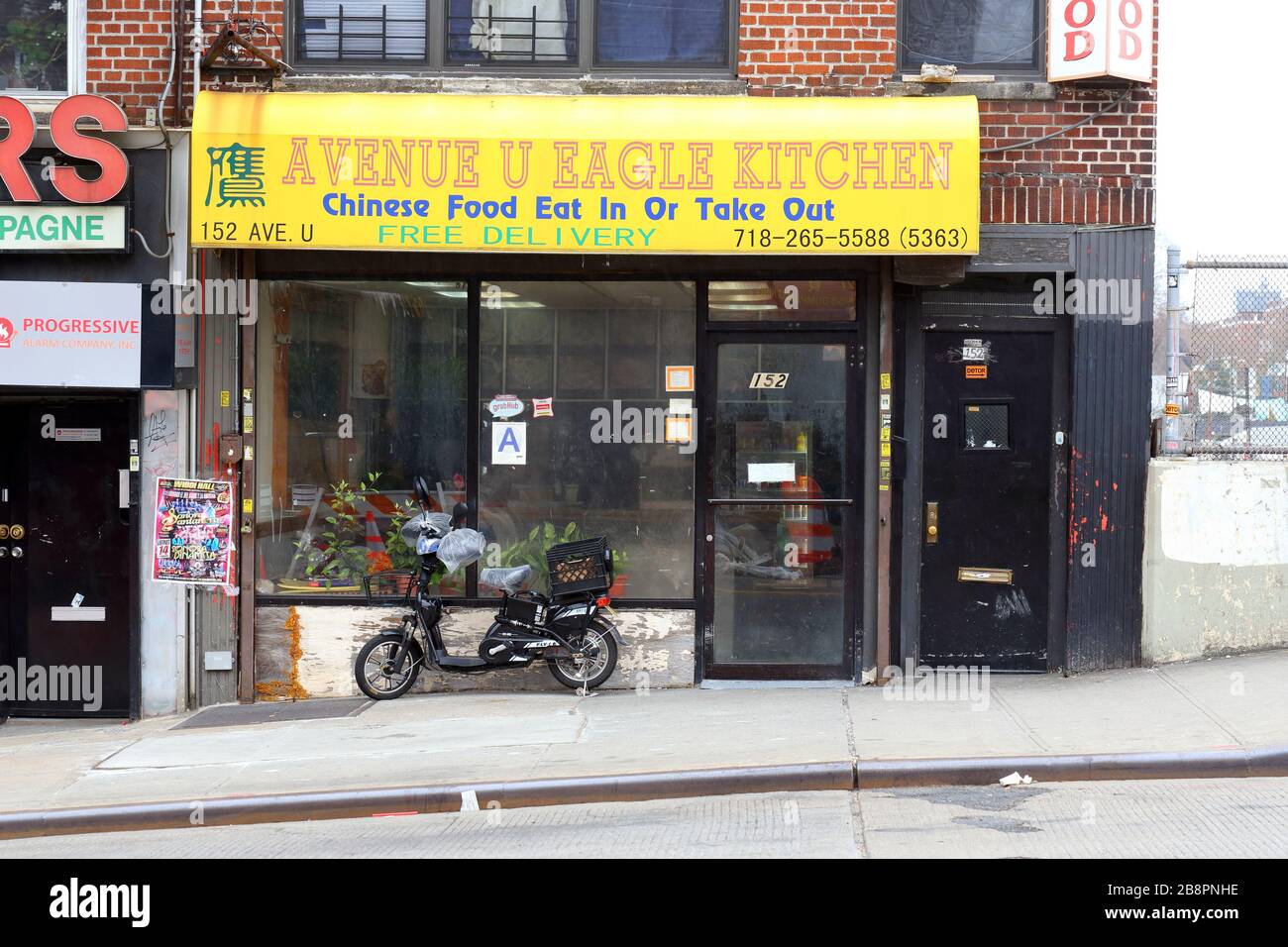 Avenue U Eagle Kitchen, 152 Avenue U, Brooklyn, NY. Vue extérieure d'un restaurant chinois à emporter à Gravesend. Banque D'Images