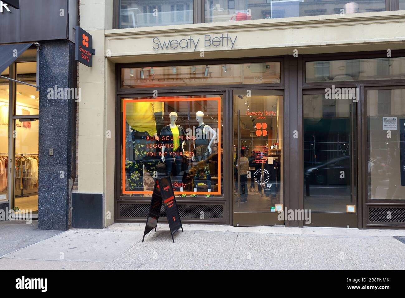 Sweaty Betty, 168 Fifth Avenue, New York, NY. Extérieur de la boutique d'activewear d'une femme dans le quartier de Flatiron de Manhattan Banque D'Images