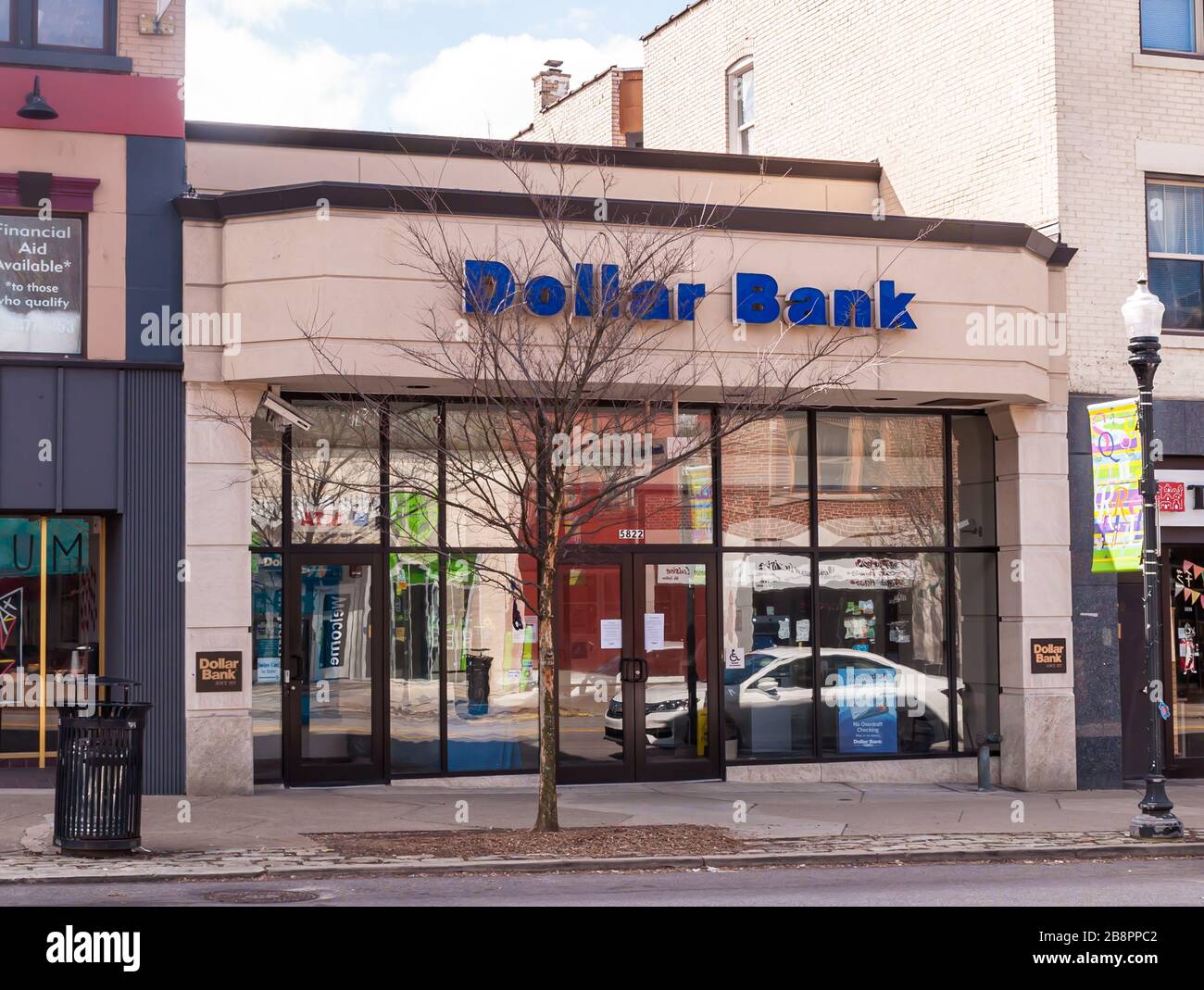 Dollar Bank sur Forbes Avenue dans Squirrel Hill, Pittsburgh, Pennsylvanie, États-Unis Banque D'Images