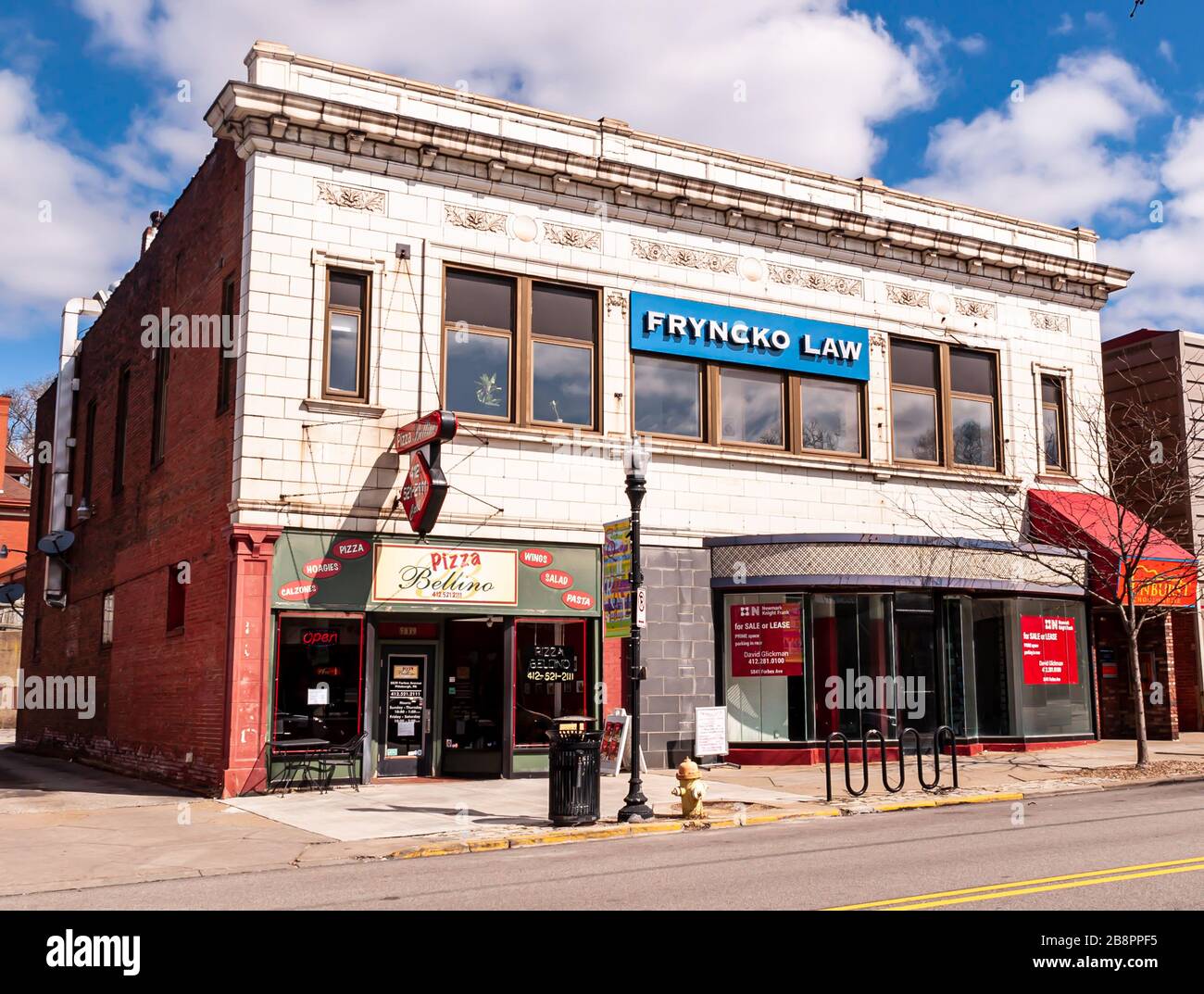 Un vieux bâtiment sur Forbes Avenue avec une pizzeria et un magasin de détail fermé avec un cabinet d'avocats au deuxième étage, Pittsburgh, Pennsylvanie, États-Unis Banque D'Images