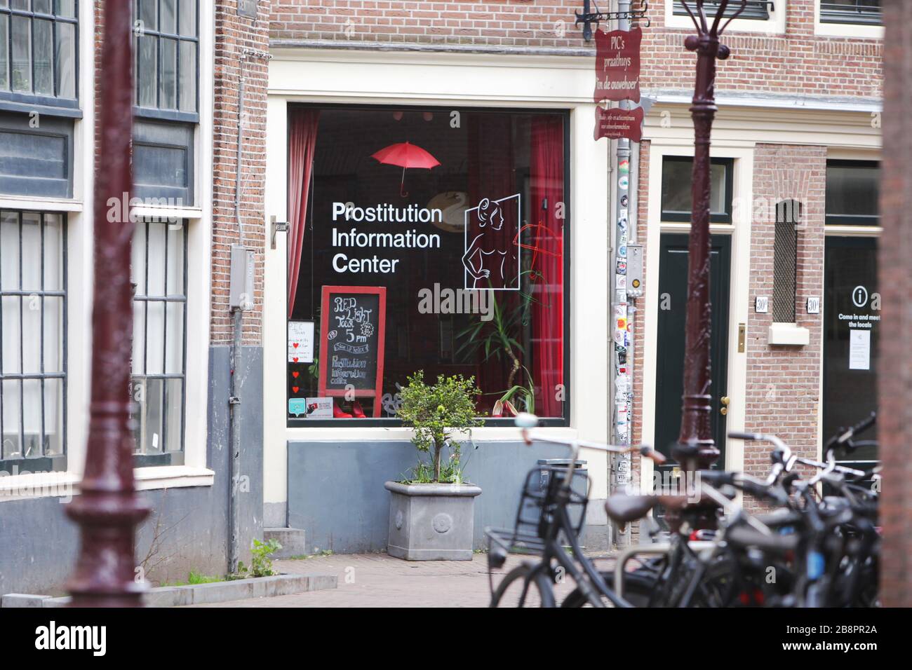 Le Centre d'information sur la prostitution se trouve à proximité du quartier rouge le 16 mars 2020 à Amsterdam, aux Pays-Bas. Le gouvernement néerlandais a ordonné le closi Banque D'Images