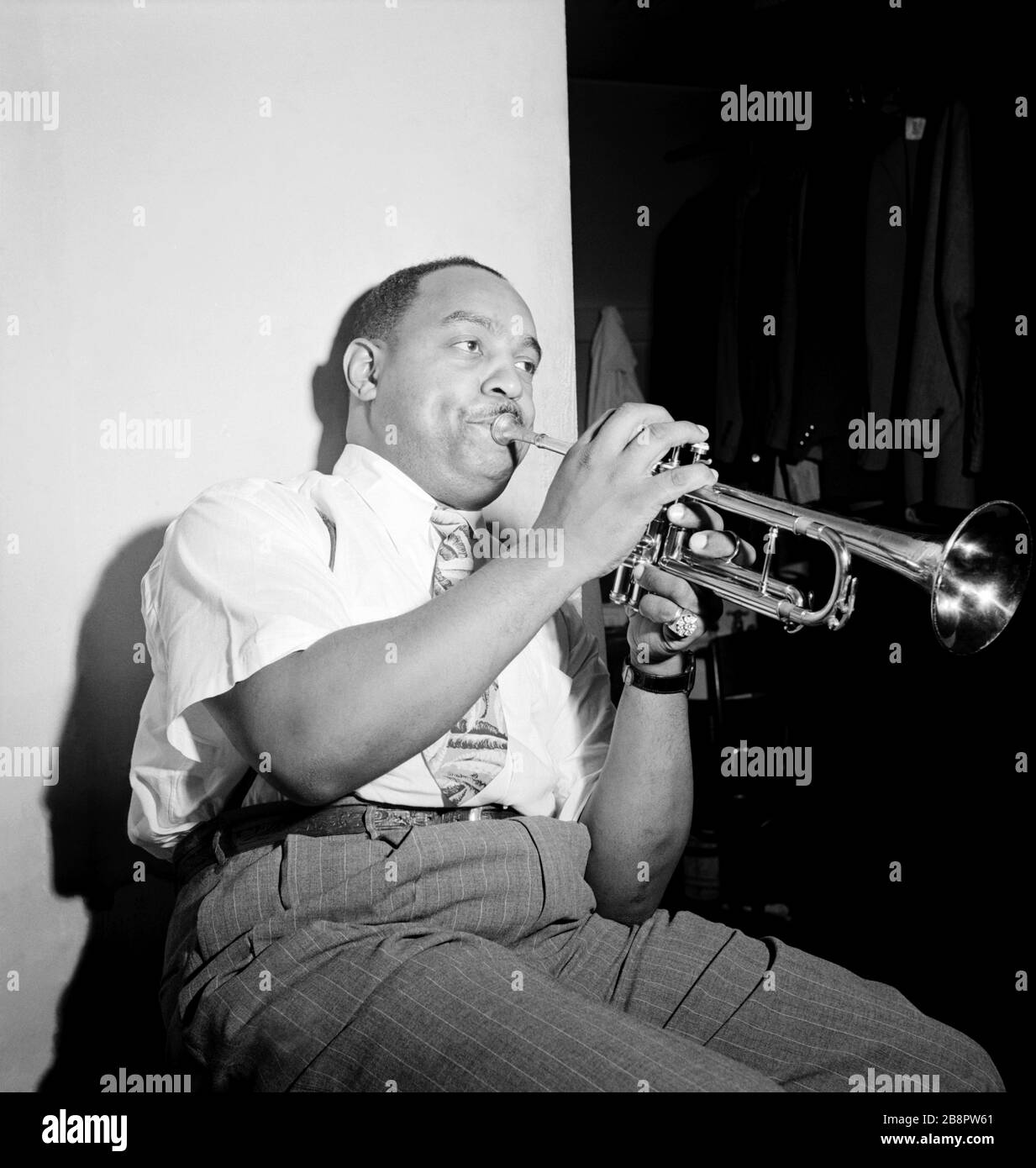 NEW YORK, NY - OCTOBRE 1946: Le saxophoniste de jazz américain, clarinettiste, trompettiste, compositeur, arrangeur et chef de file Benny carter (1907-2003) joue sa trompette dans son dressing vers octobre 1946 au Apollo Theatre de New York, New York. Crédit:William Gottlieb / Rock négatifs/ MediaPunch Banque D'Images