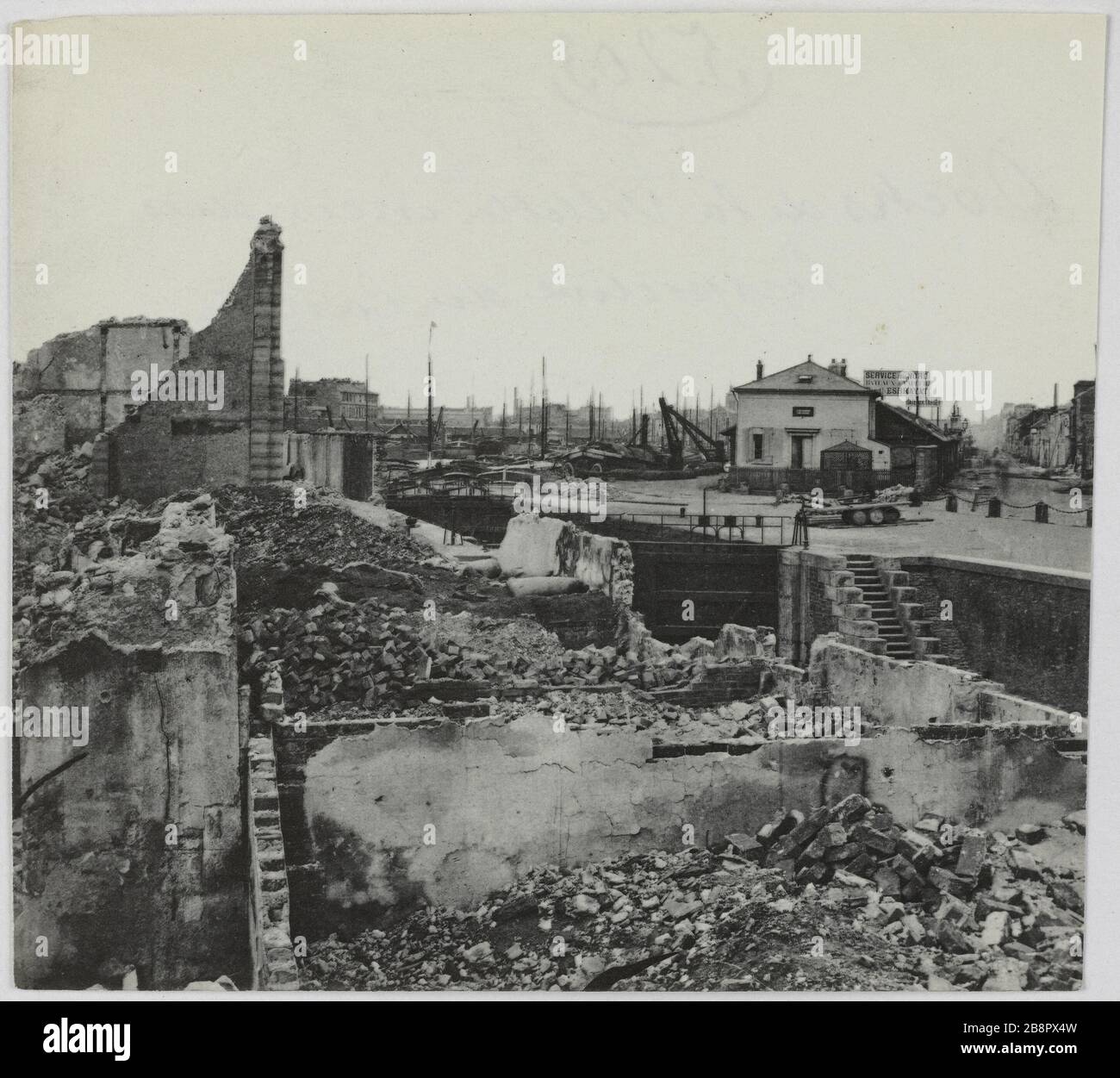 Quais de la Villette feu / Canal perspective. Quais incendiés Villette, vue sur le canal, 19ème arrondissement, Paris. La commune de Paris. Quais de la Villette incendiés, perspective du Canal. Paris (XIXème arr.). Photo d'Hippolyte Blancard (1843-1924). Rage au plateau (recto). 1870-1871. Paris, musée Carnavalet. Banque D'Images