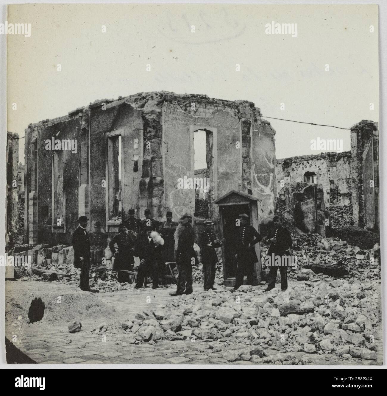 Les quais de la Villette incendie / bâtiments s'effondraient. Quais incendiés Villette, bâtiments effondrés, 19ème arrondissement, Paris. La commune de Paris. Quais de la Villette incendiés, batiments écroulés. Paris (XIXème arr.). Photo d'Hippolyte Blancard (1843-1924). Rage au plateau (recto). 1870-1871. Paris, musée Carnavalet. Banque D'Images