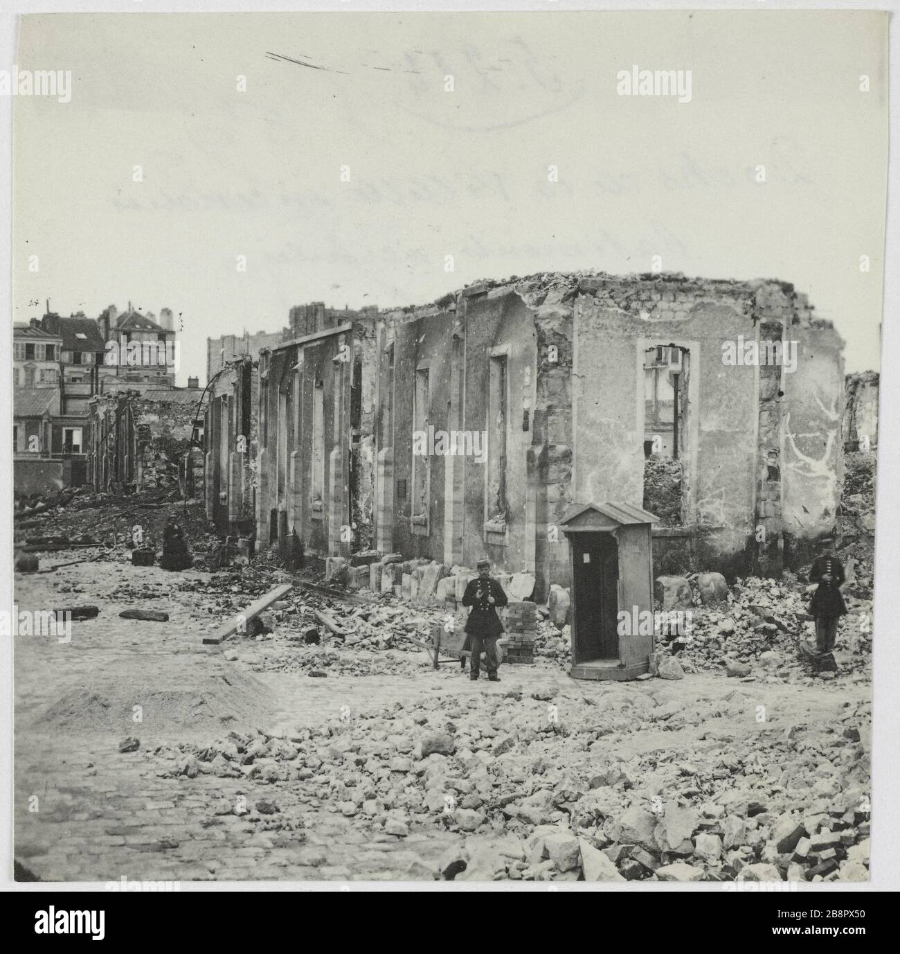 Les quais de la Villette incendie / bâtiments s'effondraient. Quais incendiés Villette, bâtiments effondrés, 19ème arrondissement, Paris. La commune de Paris. Quais de la Villette incendiés, batiments écroulés. Paris (XIXème arr.). Photo d'Hippolyte Blancard (1843-1924). Rage au plateau (recto). 1870-1871. Paris, musée Carnavalet. Banque D'Images