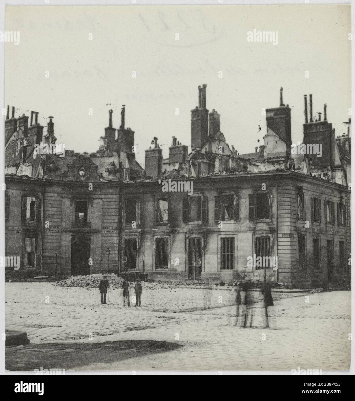 Direction Arsenal / Artillerie; front / feu. Arsenal, direction front de tir d'artillerie, 4ème arrondissement, Paris. La commune de Paris. Arsenal, direction de l'artiste, façade incendiée. Paris (IVème arr.). Photo d'Hippolyte Blancard (1843-1924). Rage au plateau (recto). 1870-1871. Paris, musée Carnavalet. Banque D'Images