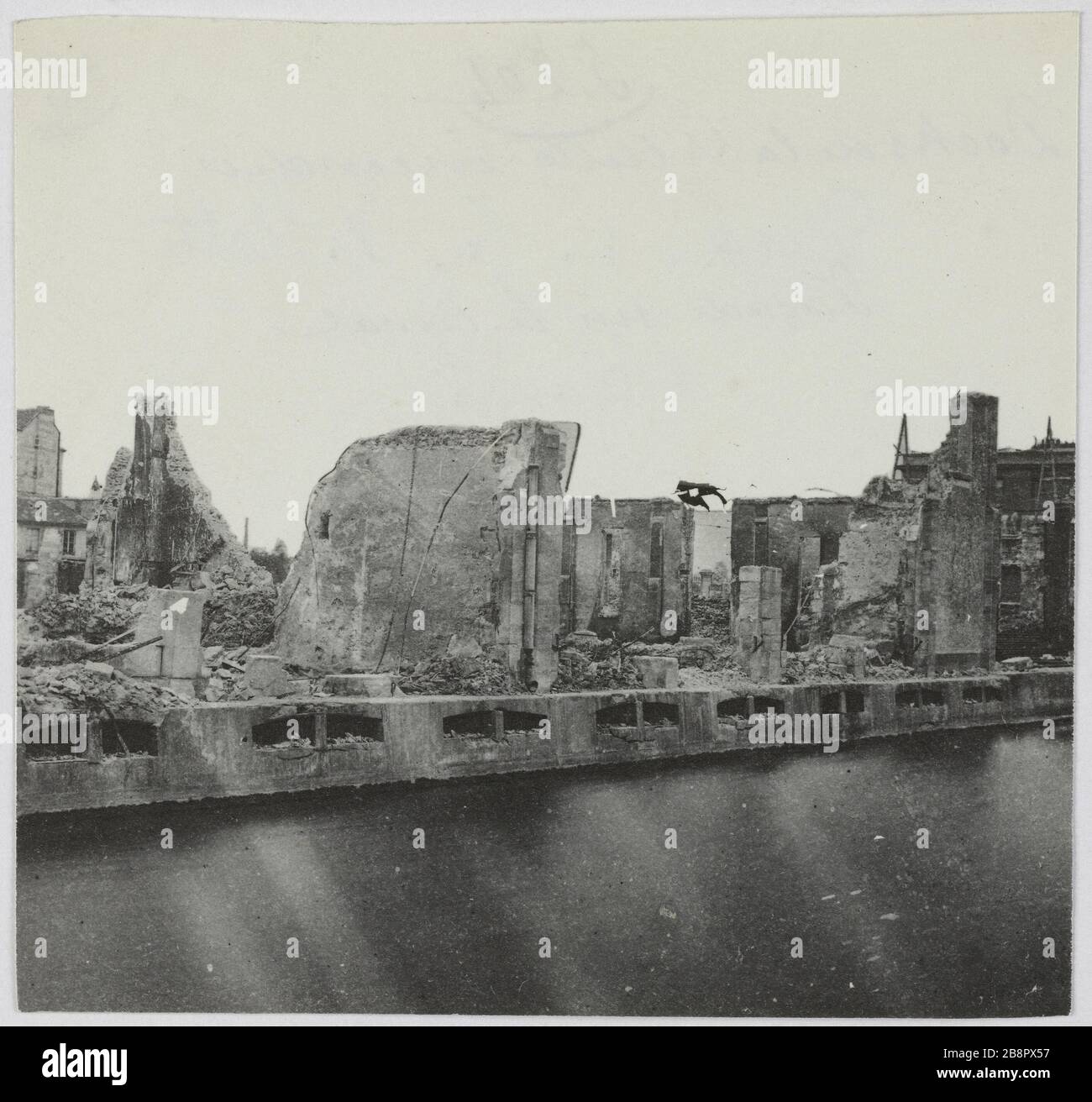 Quais de la Villette feu / façades du canal. Quais incendiés Villette façades du canal, 19ème arrondissement, Paris. La commune de Paris. Quais de la Villette incendiés, façades sur le canal. Paris (XIXème arr.). Photo d'Hippolyte Blancard (1843-1924). Rage au plateau (recto). 1870-1871. Paris, musée Carnavalet. Banque D'Images