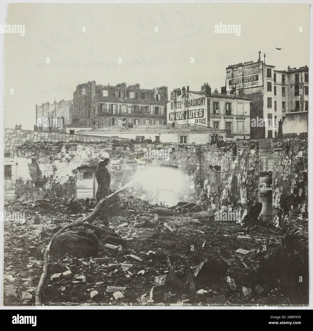 Les quais brûlaient Villette. / pompier extinction de l'incendie. Quais incendiés Villette, pompier qui coupe l'incendie, 19ème arrondissement, Paris. La commune de Paris. Quais de la Villette incendiés, pompier éteignant le feu. Paris (XIXème arr.). Photo d'Hippolyte Blancard (1843-1924). Rage au plateau (recto). 1870-1871. Paris, musée Carnavalet. Banque D'Images