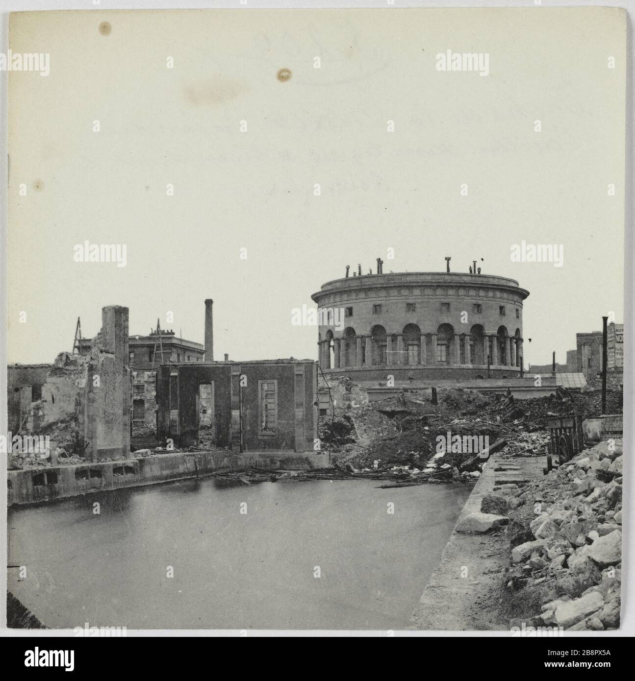 Quais de la Villette feu / Pavillon où étaient les bureaux. Les quais ont brûlé le pavillon Villette où étaient les bureaux, 19ème arrondissement, Paris. La commune de Paris. Quais de la Villette incendiés, pavillon dans lequel se trouvaient les bureaux. Paris (XIXème arr.). Photo d'Hippolyte Blancard (1843-1924). Rage au plateau (recto). 1870-1871. Paris, musée Carnavalet. Banque D'Images