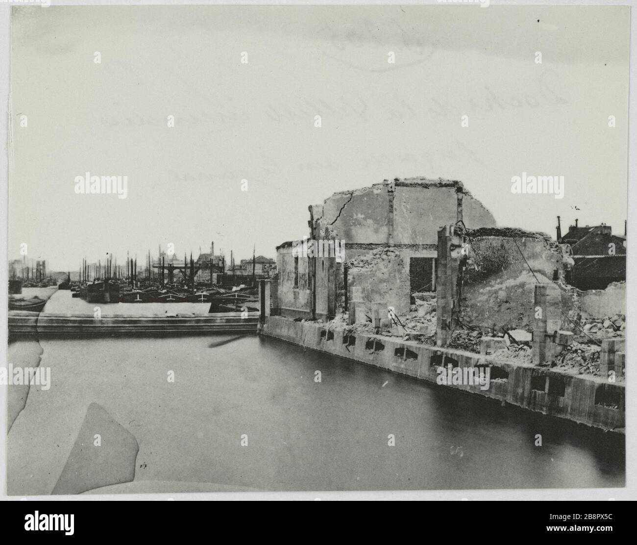 Quais de la Villette feu / façade sur le canal. Des quais brûlaient la façade de Villette sur le canal, 19ème arrondissement, Paris. La commune de Paris. Quais de la Villette incendiés, façade sur le canal. Paris (XIXème arr.). Photo d'Hippolyte Blancard (1843-1924). Rage au plateau (recto). 1870-1871. Paris, musée Carnavalet. Banque D'Images