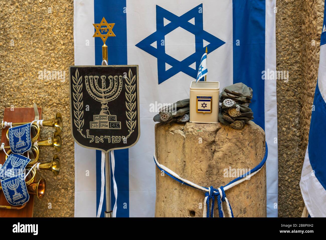 Drapeaux israéliens à vendre dans un magasin du quartier juif, Jerusalem, Israël, Moyen-Orient. Banque D'Images