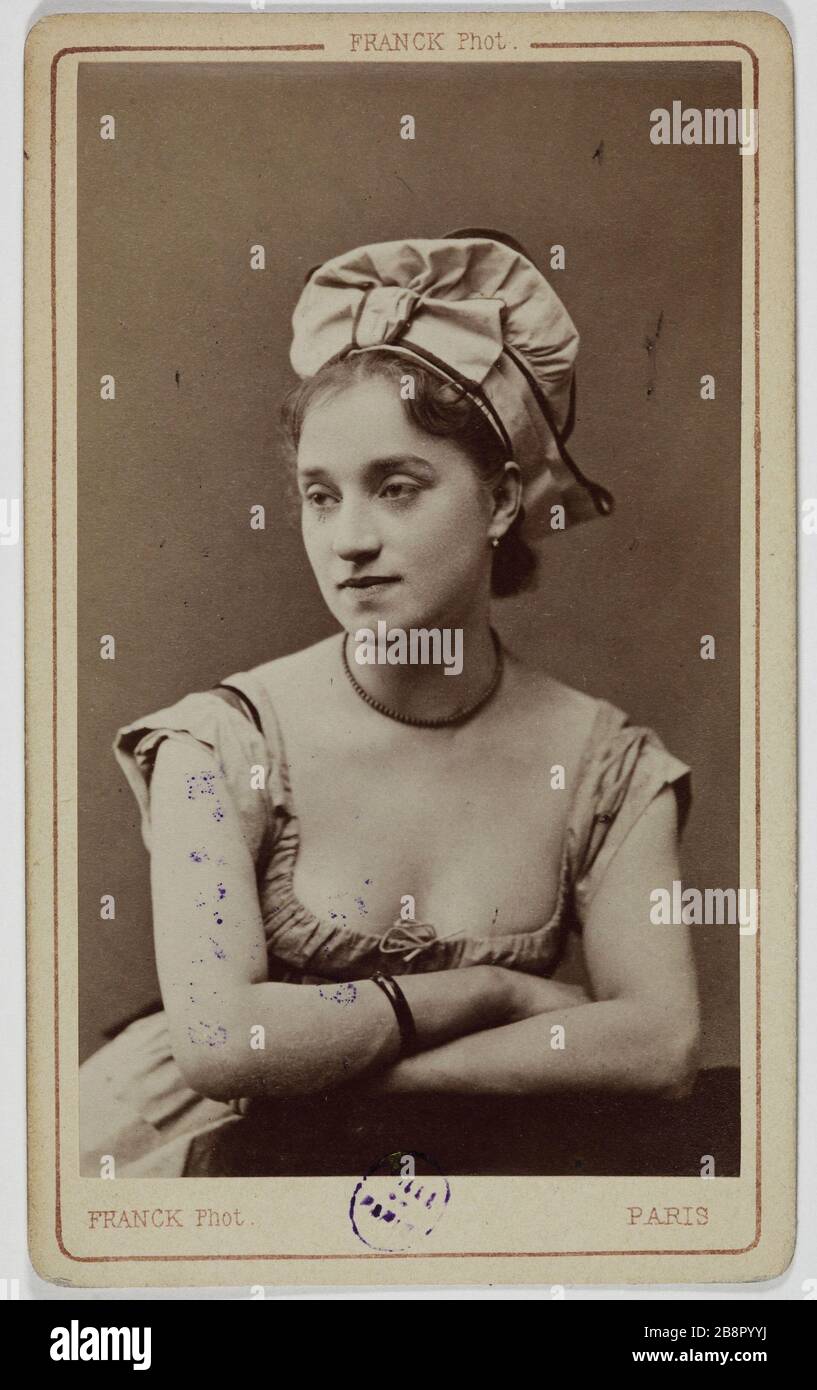 Portrait d'Amiati (Maria Theresa Victoria Adelaide Abbiate, appelée), (1851-1889), (chanteuse-hall) Franck (François Gobinet de Villechole, dit). Portrait d'Amiati (Marie-Thérèse Victoria-Adalaïde Abbiate, dite) (1851-1889), chaneuse de café-concert. Carte de visite (recto). Rage sur papier alluminé. 1870-1890. Paris, musée Carnavalet. Banque D'Images