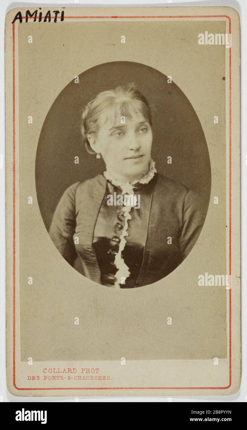 Portrait d'Amiati (Maria Theresa Victoria Adelaide Abbiate, appelée), (1851-1889), (chanteuse-hall) Auguste-Hippolyte Collard. Portrait d'Amiati (Marie-Thérèse Victoria-Adalaïde Abbiate, dite) (1851-1889), chaneuse de café-concert. Carte de visite (recto). Rage sur papier alluminé. 1870-1890. Paris, musée Carnavalet. Banque D'Images
