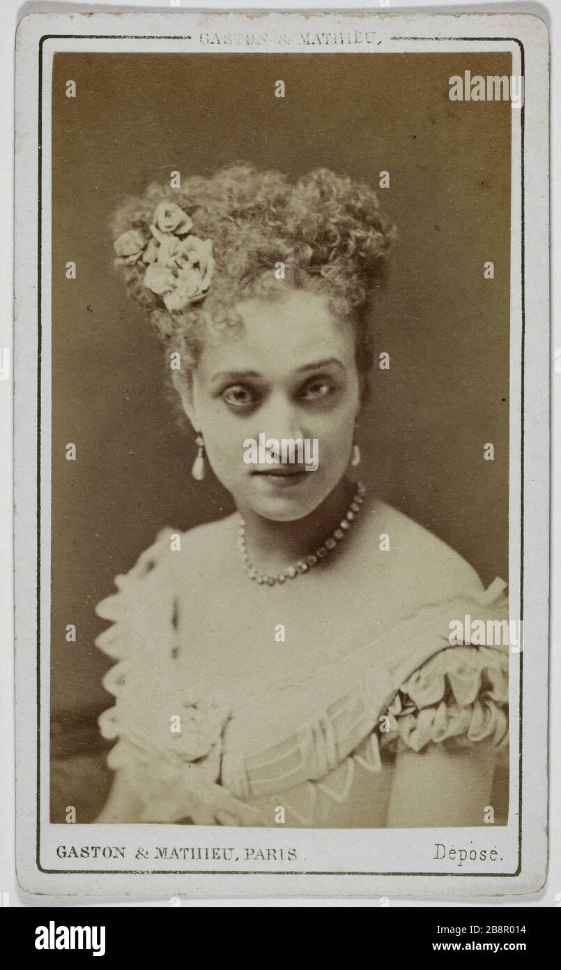 Portrait d'Amiati (Maria Theresa Victoria Adelaide Abbiate, appelée), (1851-1889), (chanteuse-hall) Portrait d'Amiati (Marie-Thérèse Victoria-Adalaïde Abbiate, dite) (1851-1889), chanteuse de café-concert. Carte de visite (recto). Photo de Gaston, Mathieu & Cie. Tirage sur papier alluminé. 1870-1890. Paris, musée Carnavalet. Banque D'Images