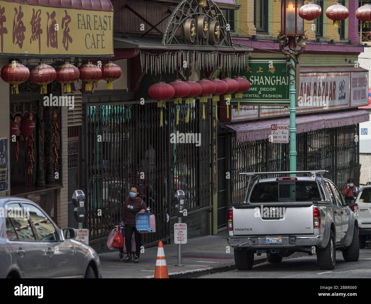 San Francisco, États-Unis. 22 mars 2020. Les entreprises ont fermé et râpé la ligne Grant Avenue dans le quartier chinois de San Francisco le dimanche 22 mars 2020. SF a demandé aux gens de rester à la maison sauf pour les besoins essentiels. Photo de Terry Schmitt/UPI crédit: UPI/Alay Live News Banque D'Images