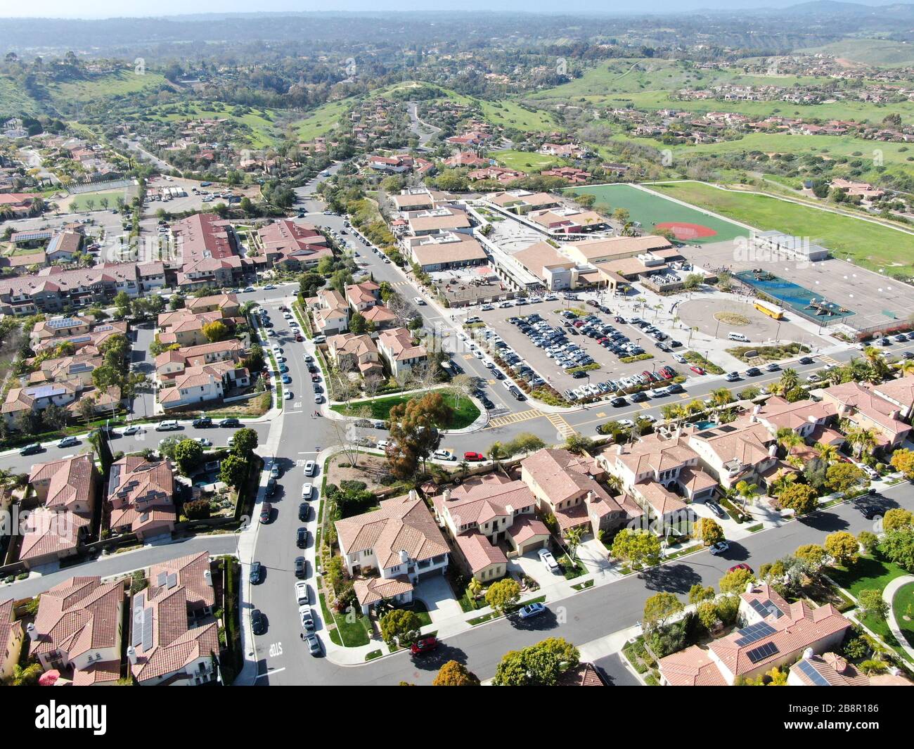 Vue aérienne quartier de banlieue avec des villas identiques à côté l'un de l'autre. San Diego, Californie, États-Unis. Vue aérienne de la maison de luxe résidentielle moderne de lotissement avec piscine. Banque D'Images