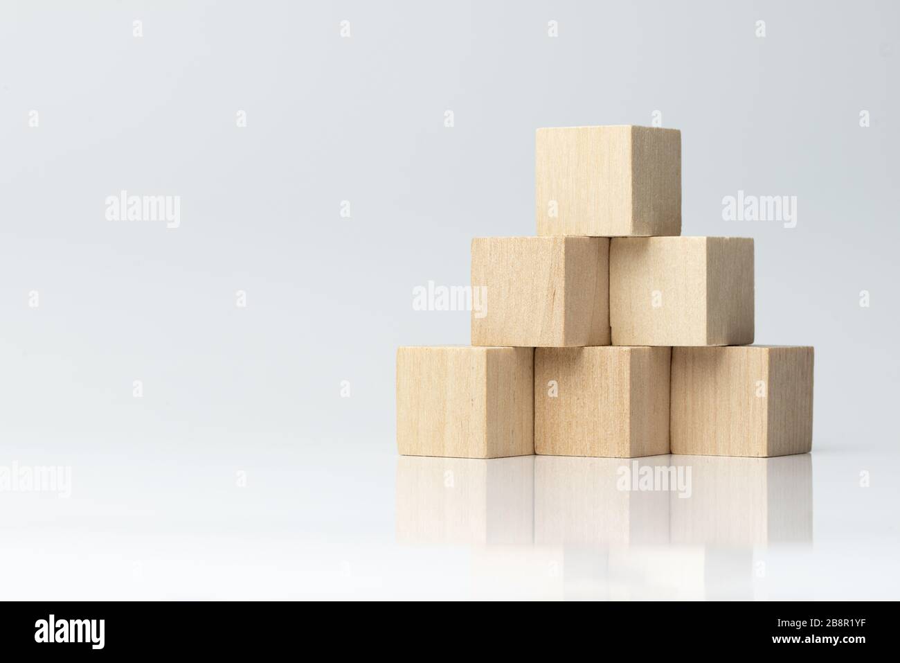 Six blocs de bois disposés en forme de pyramide Banque D'Images