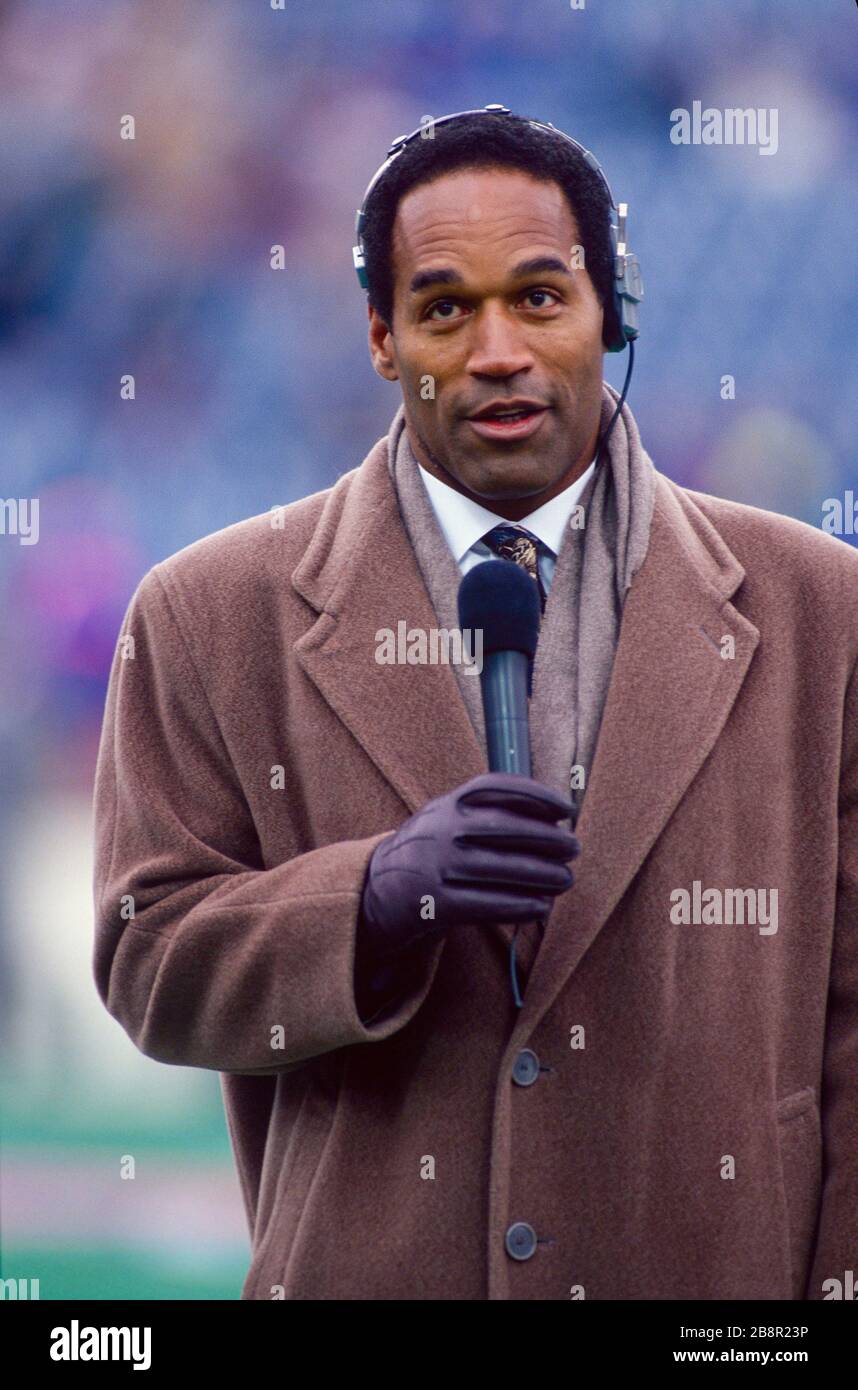 O.J. Simpson travaille en marge de NBC Sports comme reporter sur le terrain à Buffalo New York, 1993. Banque D'Images