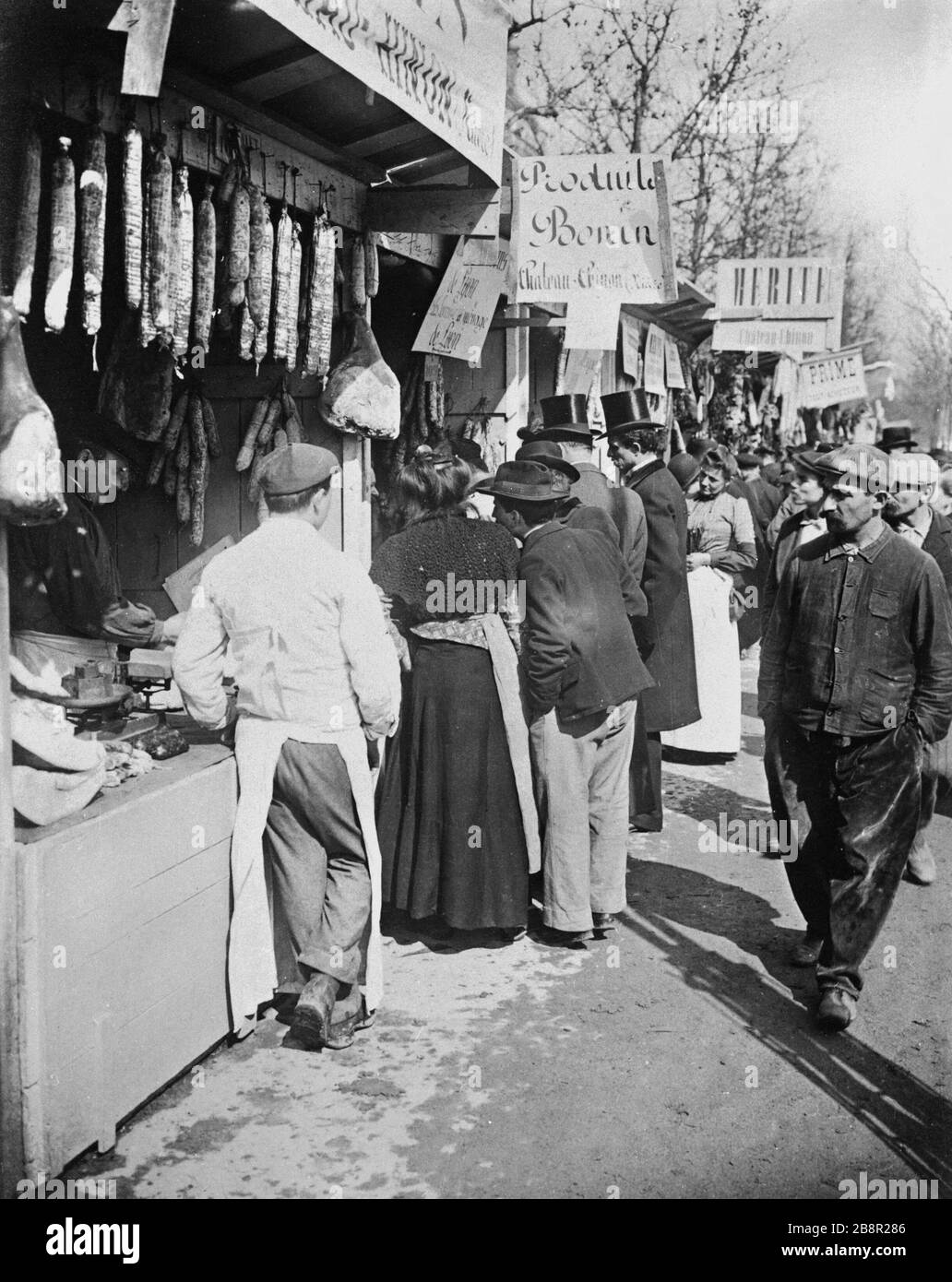 Foire de jambon, boulevard Richard-Lenoir. Foire aux jambions, boulevard Richard-Lenoir. Paris (Xème arr.), vers 1900. Photo de Paul Géniaux (1873-1914). Paris, musée Carnavalet. Banque D'Images